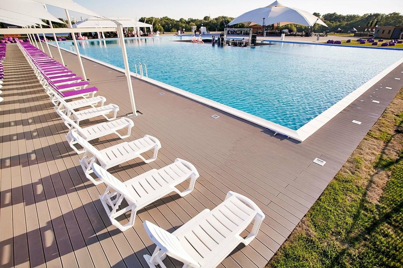 Искусственный туман возле бассейна