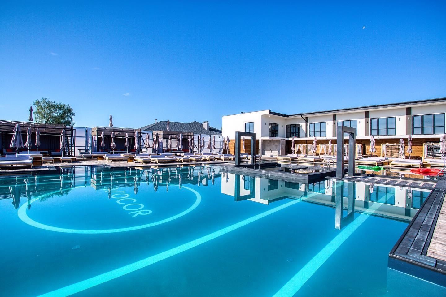 Искусственный туман возле летнего бассейна