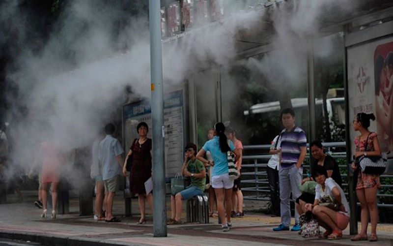 Искусственный туман на остановке общественного транспорта