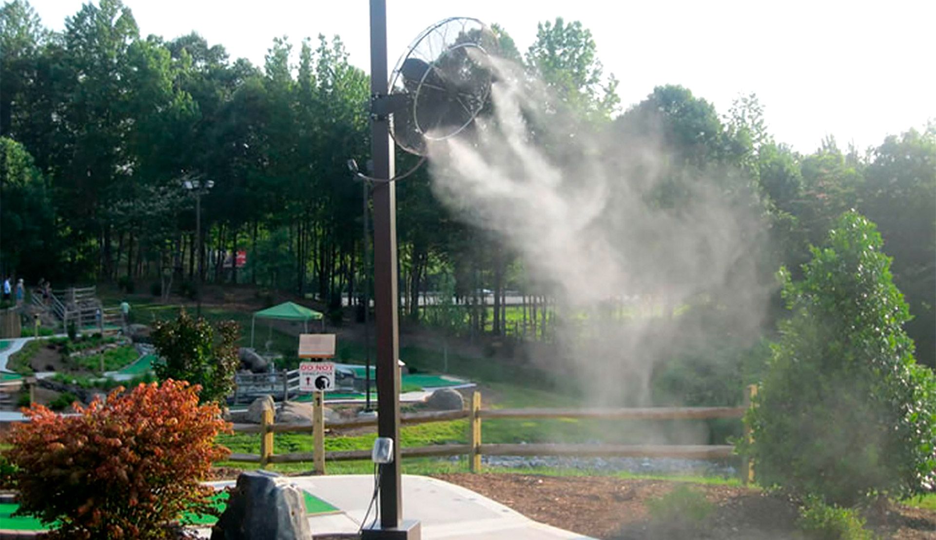 Рассеивание искусственного тумана в парке