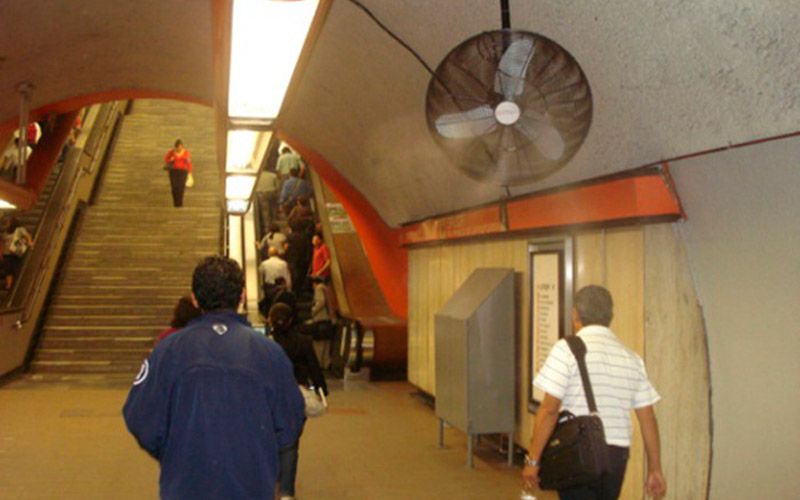 Искусственный туман на станции метрополитена