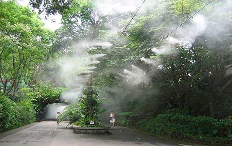 Распыление искусственного тумана в парковой зоне