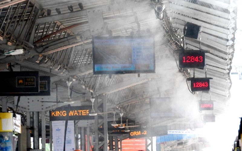 Рассеивание искусственного тумана на железнодорожной станции